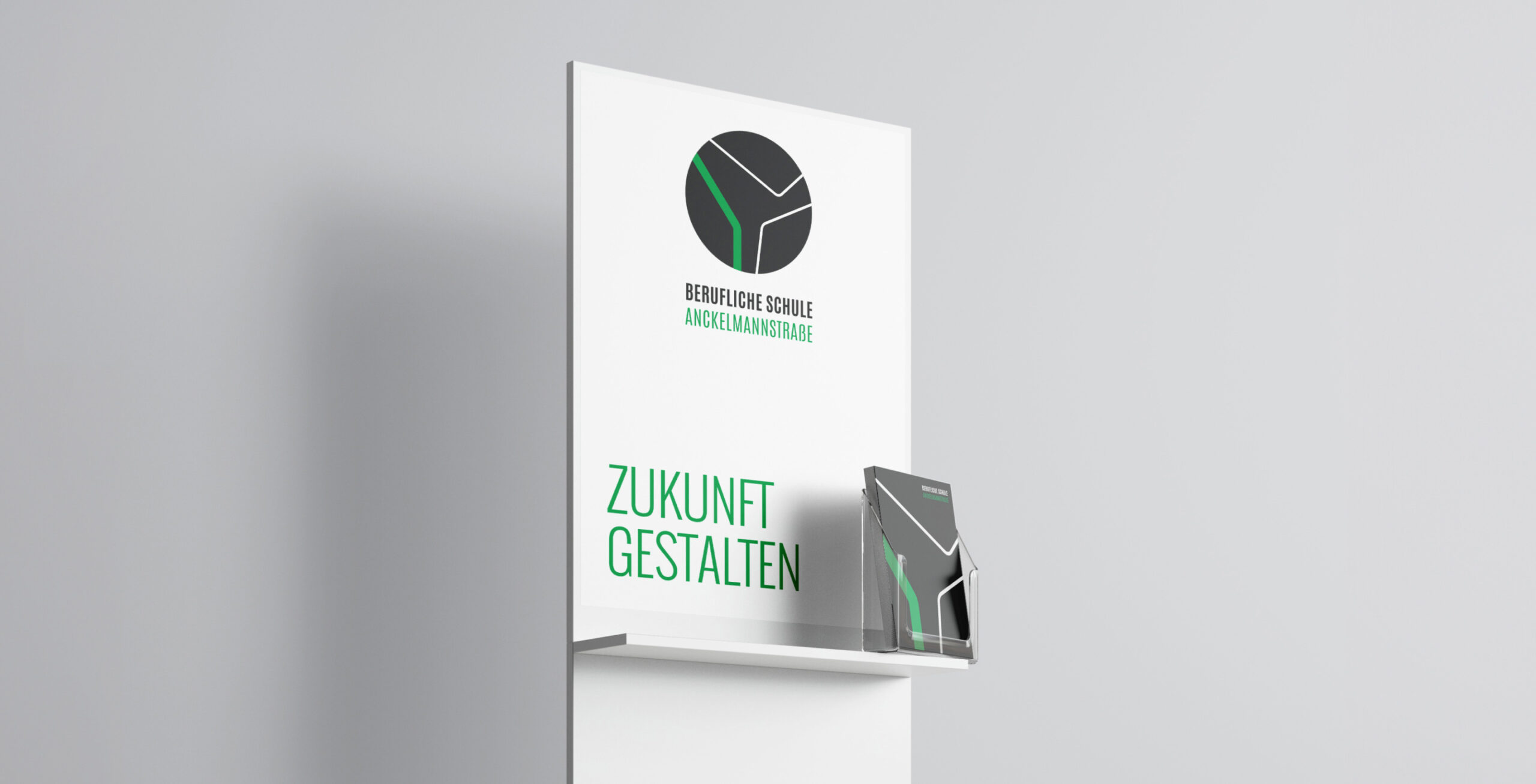 Messestand mit Schullogo und Design