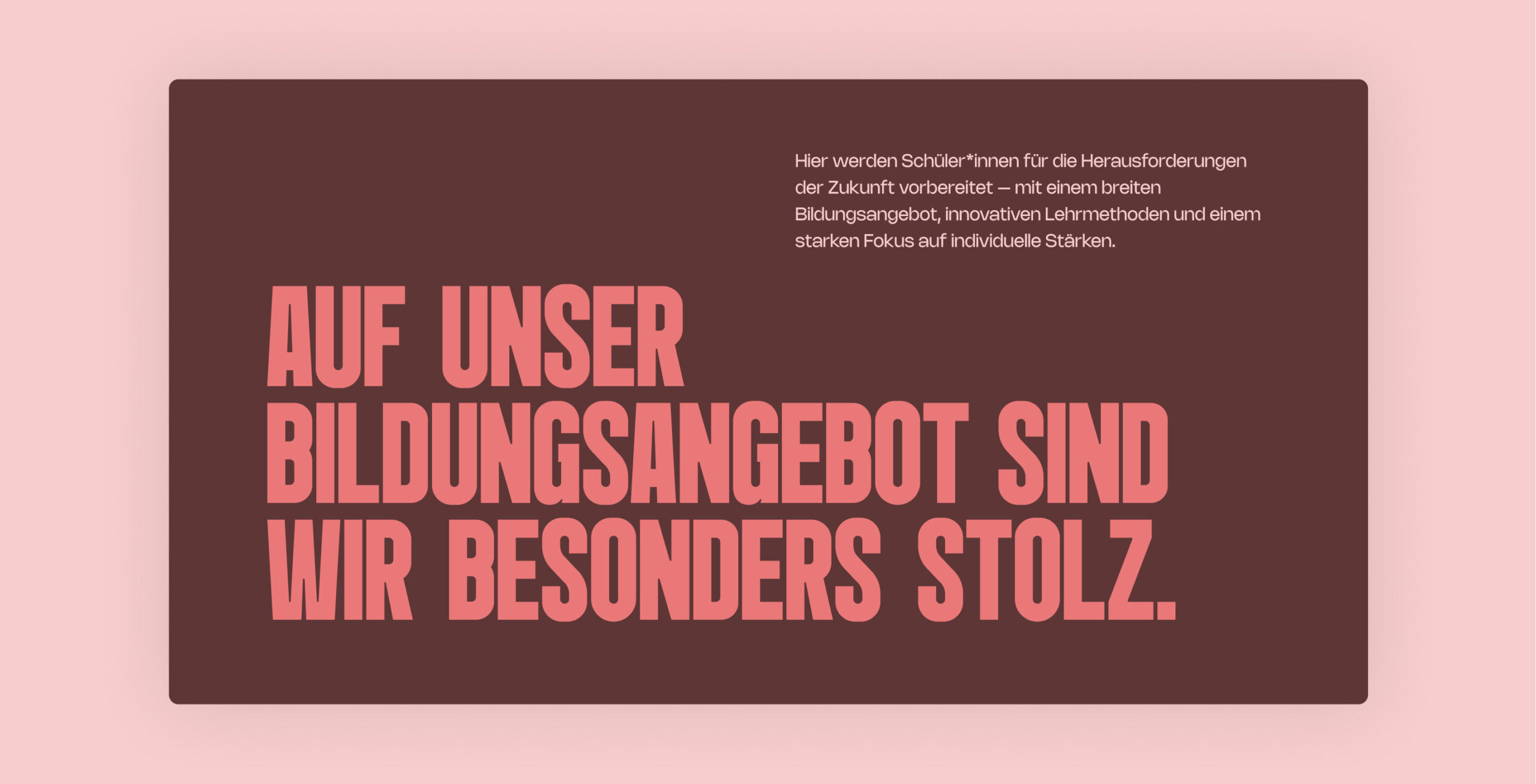 Ein Header für eine Schulwebsite mit der Überschrift: Auf unser Bildungsangebot sind wir besonders stolz.